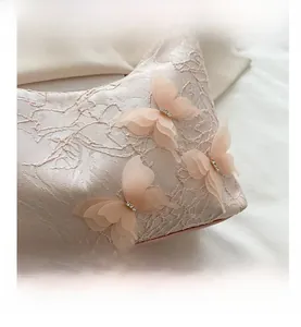 Détail macro de dentelle florale rose avec papillons 3D en organza et strass