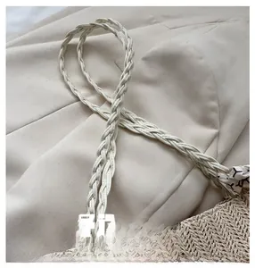Gros plan détaillé de la poignée tressée et texture en raphia avec un foulard en soie