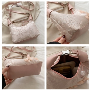 Détail du sac à main en dentelle rose montrant la texture florale et le papillon en 3D
