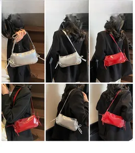 Detailansicht der stilvollen silbernen und roten Y2K-Handtaschen mit Schleifen-Tunnelzug