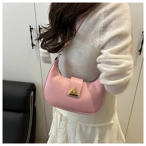 Borsa hobo rosa a mezzaluna con fibbia dorata indossata a spalla da una modella