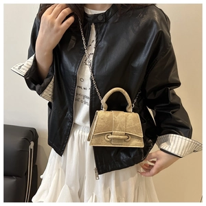 Detail of the trapezoid shape and matte texture of the khaki mini handbag with chain
