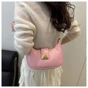 Vista dettagliata della borsa a spalla a mezzaluna rosa con fibbia in metallo dorato