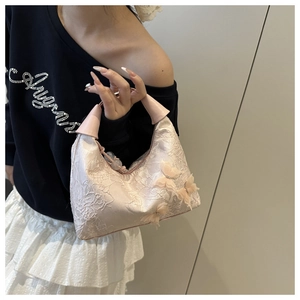 Détail du sac à main brodé rose avec papillons en maille 3D et dentelle florale
