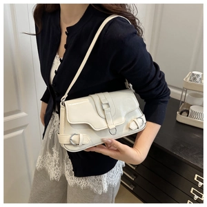 Sac à bandoulière beige chic avec boucle argentée en similicuir lisse sur un mannequin