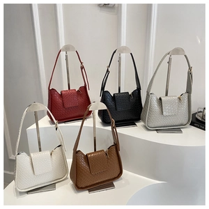 Sacs portés épaule à texture tissée en rouge, noir, argent, blanc et marron