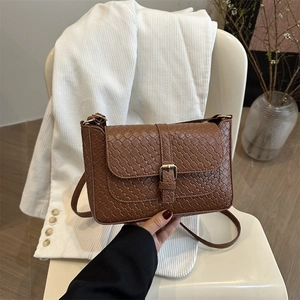 Sac bandoulière marron à texture tressée avec boucle en métal vintage et bandoulière