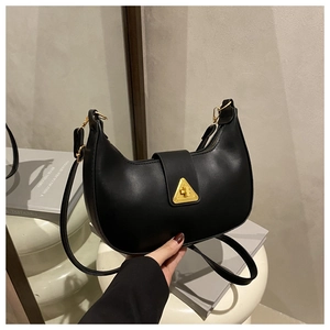 Dettaglio borsa hobo nera in pelle opaca con fibbia a triangolo in metallo dorato