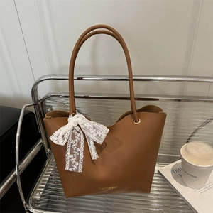 Braune Shopper-Tasche mit großem Fassungsvermögen, Spitzenbogen und Textprint