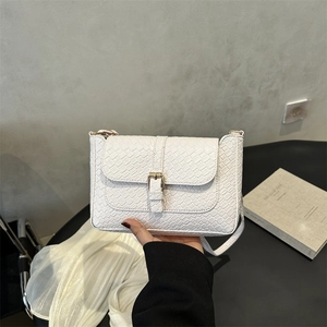 Sac baguette blanc à texture tressée style français avec boucle dorée et bandoulière