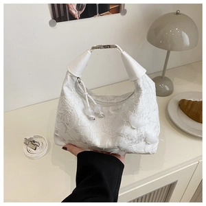 Détail du sac à main en dentelle blanche brodée avec papillons 3D et perles