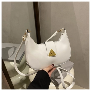 Dettaglio della borsa a mezzaluna in pelle PU bianca con fibbia in metallo dorato a triangolo