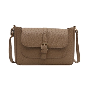 Sac à bandoulière texture française marron avec motif croco et boucle dorée