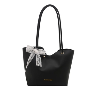 Minimalistische schwarze PU-Leder-Einkaufstasche mit weißer Spitzenschleife und Goldakzent