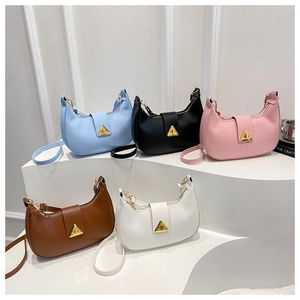 Gruppo di borse a mezzaluna in cinque colori con iconico hardware a triangolo d'oro
