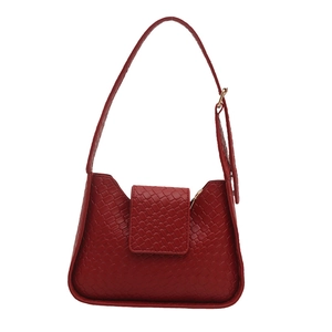 Sac à bandoulière rouge chic avec texture tressée et sangle réglable pour femme