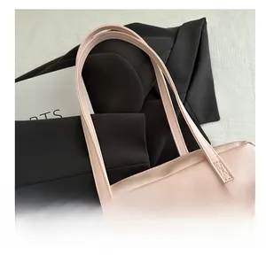 Détail du sac sous l'aisselle en cuir PU rose avec plis nœud et boucles dorées