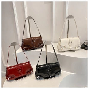 Collection de sacs à bandoulière vintage en cuir poli marron, blanc, bordeaux et noir