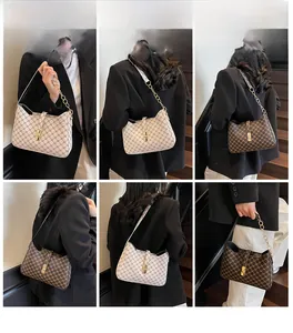 Dettagli della borsa a tracolla con monogramma chic e cinturino a catena dorata
