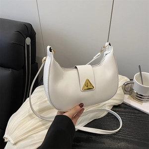 Borsa a spalla bianca a mezzaluna in finta pelle con fibbia triangolare dorata ed elegante