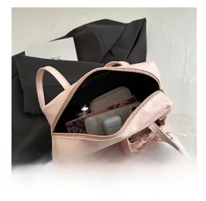 Vue de dessus de l'intérieur du sac rose style ballet montrant sa grande capacité