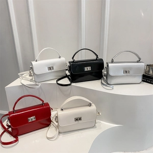 Sacs à bandoulière carrés pour femmes en blanc, noir, argent et rouge avec fermoirs métal