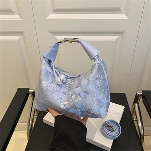 Sac bandoulière brodé bleu clair avec papillons 3D et sangle réglable