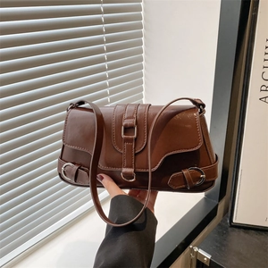 Sac à bandoulière marron foncé vintage avec boucles en métal et finition cuir lisse