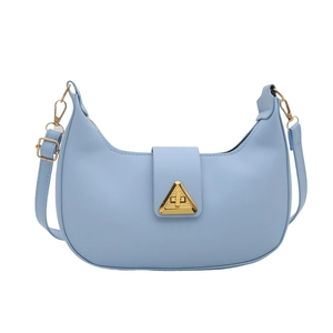 Borsa sottobraccio minimalista in pelle PU azzurra con fibbia a triangolo dorata su bianco