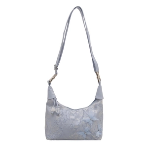 Sac sous le bras brodé bleu clair avec papillons en maille et pompon en perles fines