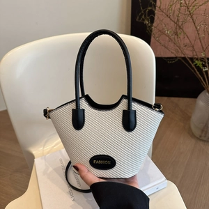 Elegante borsa a secchiello intrecciata bicolore con manici in pelle e logo