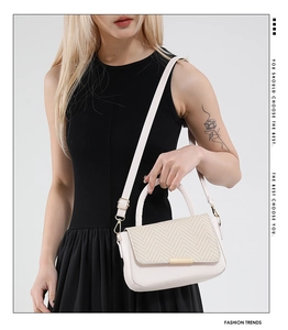 Détail du sac à main blanc bicolore avec rabat tissé et fermoir métallique doré