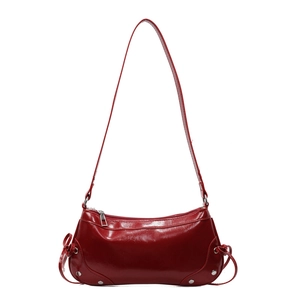Rote Schultertasche aus Lackleder mit silbernen Nieten und dekorativen Schleifen