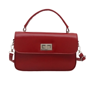 Petit sac carré rouge brillant avec fermoir rotatif argenté et poignée haute