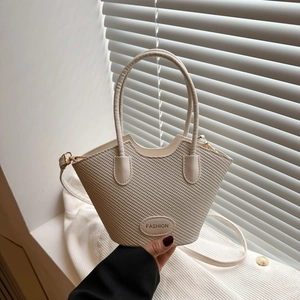 Elegante borsa a secchiello intrecciata color crema con stemma in pelle e tracolla