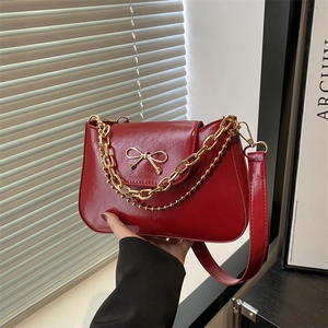 Sac sous le bras en cuir ciré rouge avec boucle nœud dorée et grosse chaîne décorative