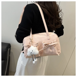 Détails de l'arrière du sac à bandoulière rose clair avec nœuds et charm nuage peluche
