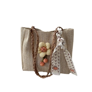 Sac seau en paille tissée avec anses marron et charm fleur jaune pour femmes