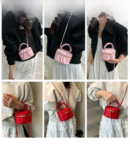Gesteppte Mini-Kosmetiktasche mit Kettenriemen in Rosa und Rot am Model getragen