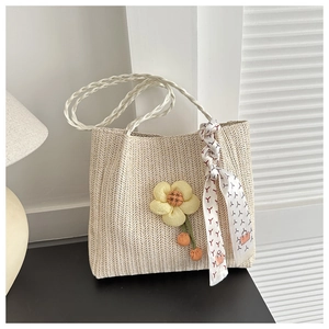 Sac seau chic en paille tressée avec accent floral et détail foulard en soie