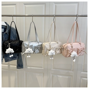 Série de sacs cabas argentés, noirs et roses suspendus avec des breloques nuage