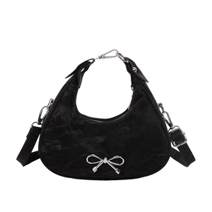 Sac croissant noir chic avec nœud argenté et détails de texture plissée élégants