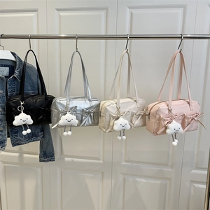 Sac à Bandoulière Oreiller en Cuir PU Tendance pour Femmes Avec Décoration de Nœud et Joli Pendentif Nuage en Peluche Mode Décontractée Y2K