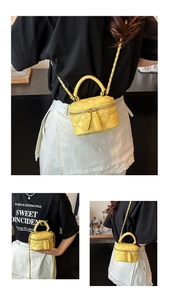 Details verschiedener Trageoptionen einer gelben gesteppten Mini-Tasche mit Kette