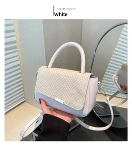 Détail du sac en cuir blanc avec rabat tissé beige et fermoir en métal raffiné