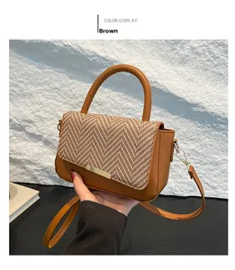 Détail de la couture en cuir marron et du rabat tissé sur le sac à main tendance actuel