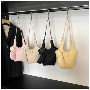 Minimalist bucket bags in four colors with lychee texture and croissant charm details