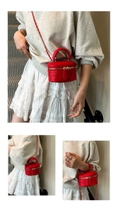Detail der roten gesteppten Mini-Tasche mit festem Griff und verflochtener Goldkette