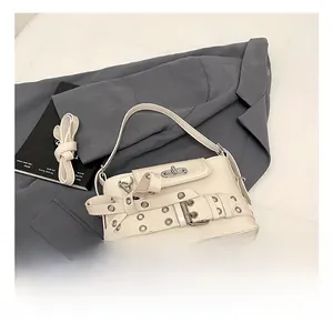 Sac bandoulière blanc orné d'œillets métalliques argentés et d'un fermoir rotatif