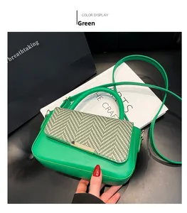 Détail du sac carré vert en paille tressée avec bordure en cuir et fermoir métal